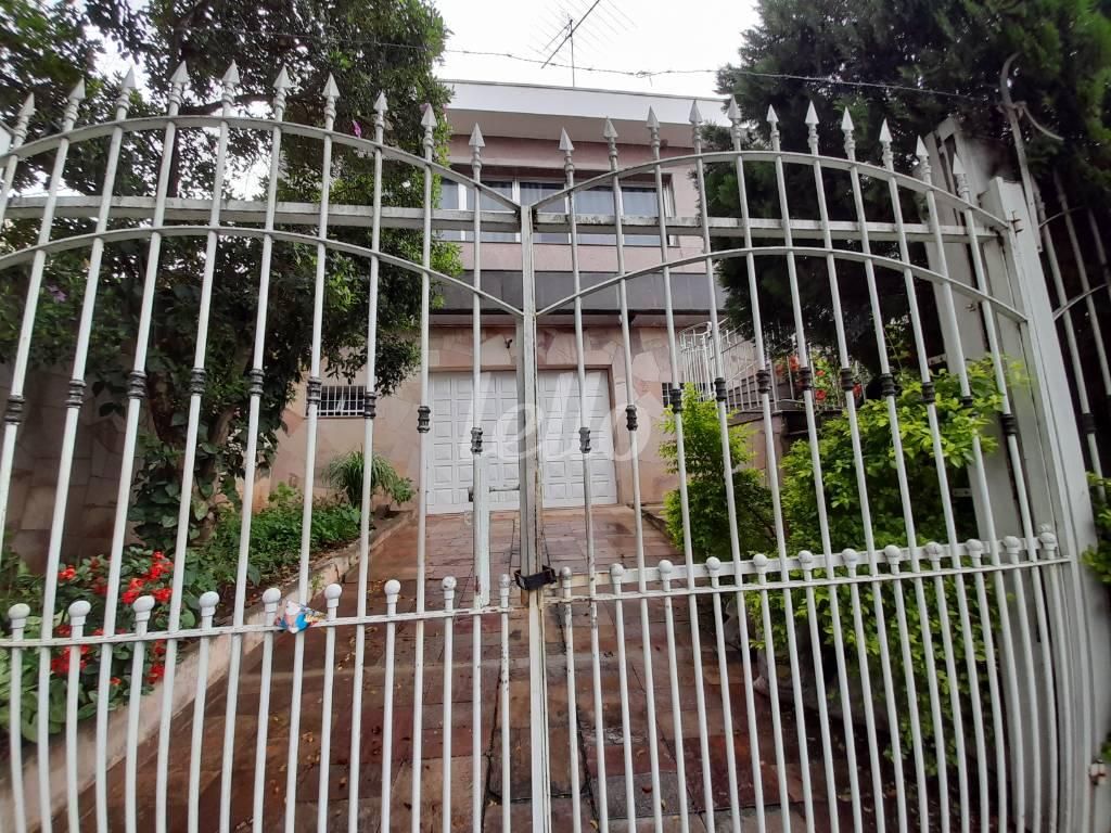 FRENTE de Casa à venda, assobradada com 292 m², 3 quartos e 4 vagas em Jardim Guapira - São Paulo