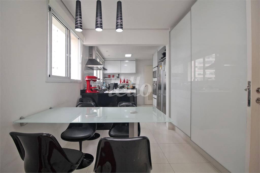 COZINHA de Apartamento à venda, Padrão com 245 m², 3 quartos e 4 vagas em Vila Clementino - São Paulo