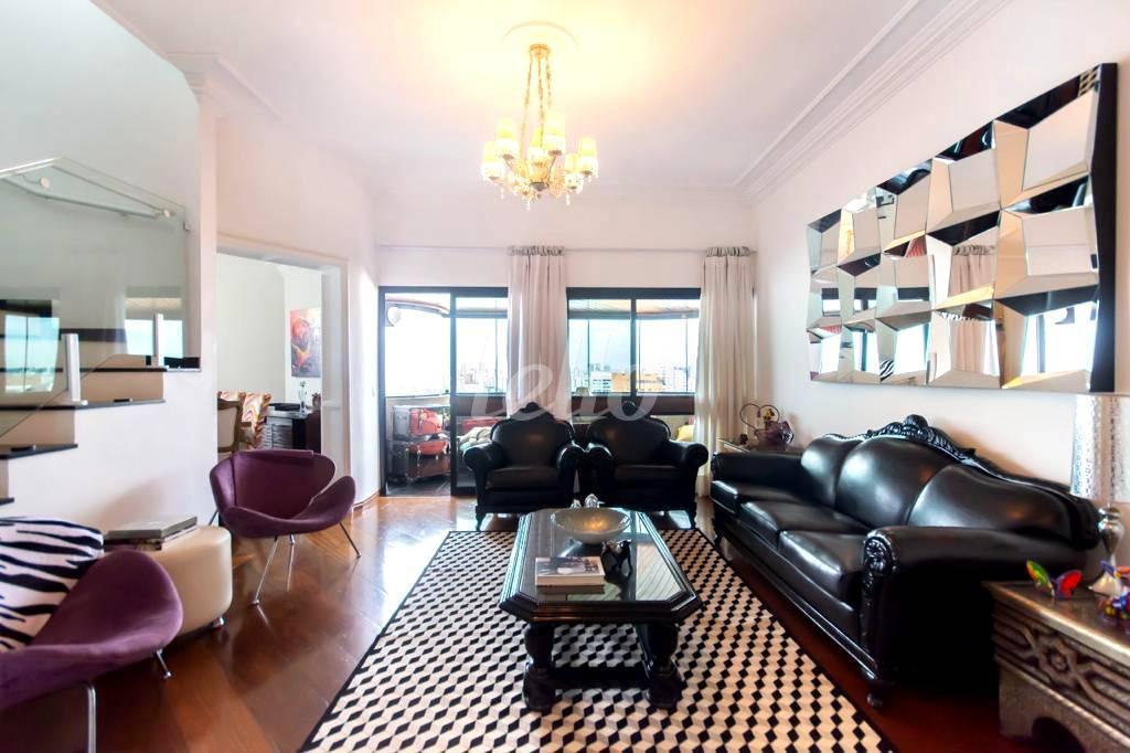 LIVING de Apartamento para alugar, Duplex com 400 m², 4 quartos e 4 vagas em Indianópolis - São Paulo