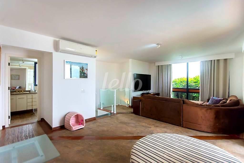 LIVING SUPERIOR de Apartamento para alugar, Duplex com 400 m², 4 quartos e 4 vagas em Indianópolis - São Paulo