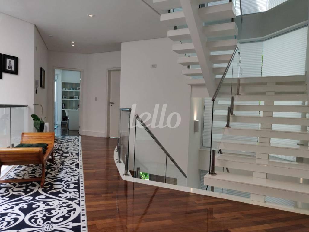 HALL PISO SUPERIOR de Casa para alugar, sobrado com 614 m², 4 quartos e 7 vagas em Campestre - Santo André