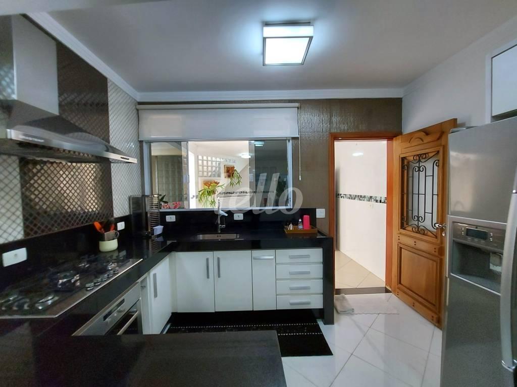 COZINHA - BANCADA de Casa à venda, sobrado com 320 m², 3 quartos e 4 vagas em Vila Esperança - São Paulo