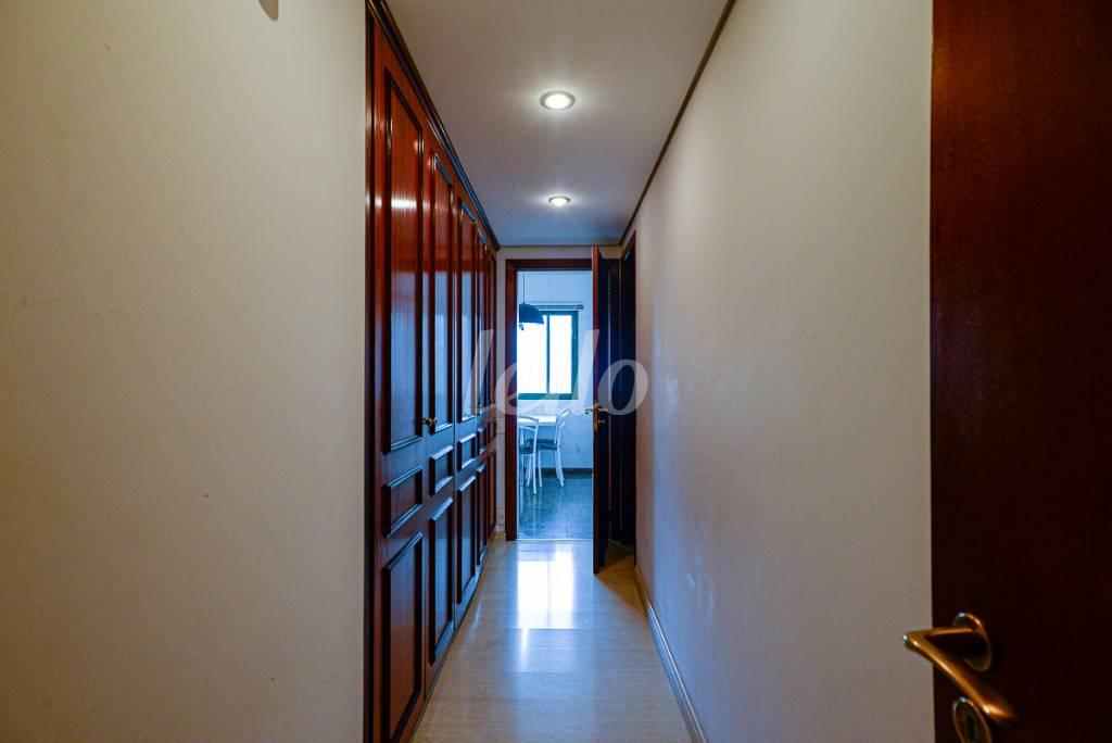 CORREDOR de Apartamento à venda, cobertura - Padrão com 346 m², 4 quartos e 5 vagas em Vila Mariana - São Paulo