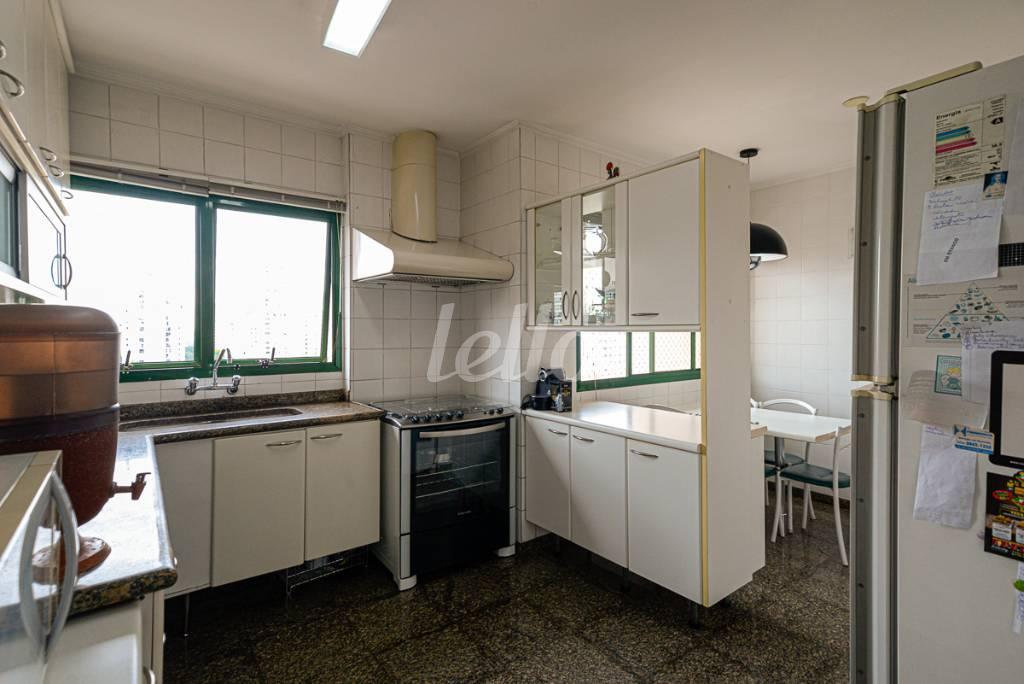 COZINHA de Apartamento à venda, cobertura - Padrão com 346 m², 4 quartos e 5 vagas em Vila Mariana - São Paulo