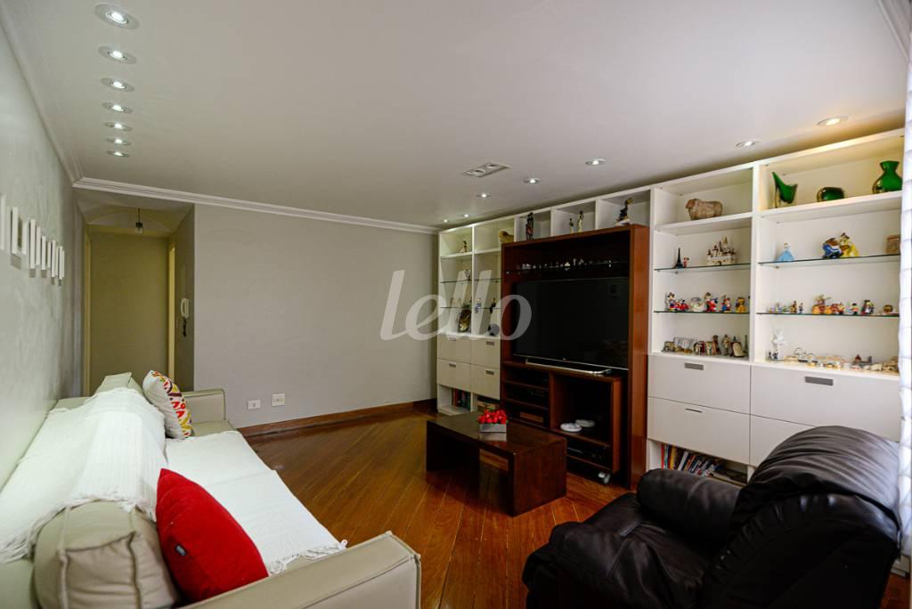 SALA DE TV de Casa à venda, sobrado com 420 m², 4 quartos e 6 vagas em Jd. Leonor M. de Barros - São Paulo