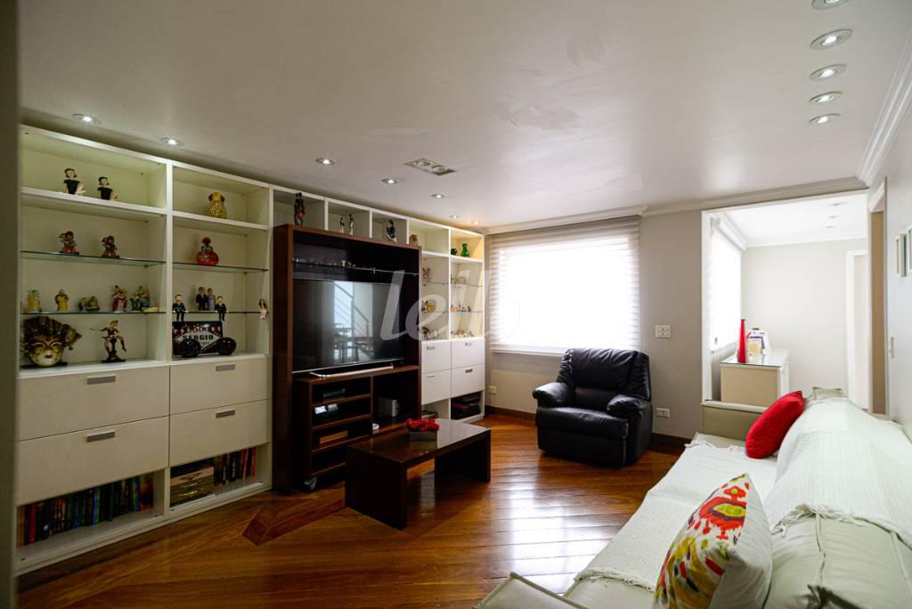 SALA DE TV de Casa à venda, sobrado com 420 m², 4 quartos e 6 vagas em Jd. Leonor M. de Barros - São Paulo