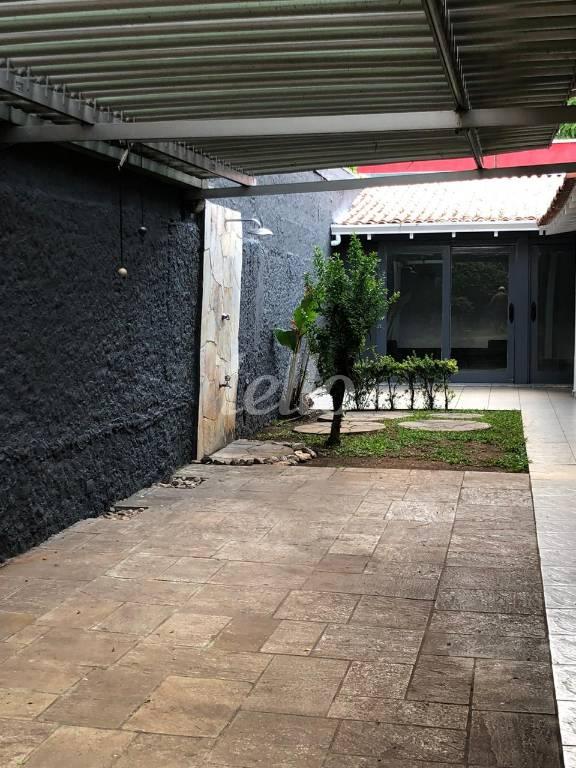 QUINTAL de Casa à venda, sobrado com 450 m², 3 quartos e 4 vagas em Alto de Pinheiros - São Paulo