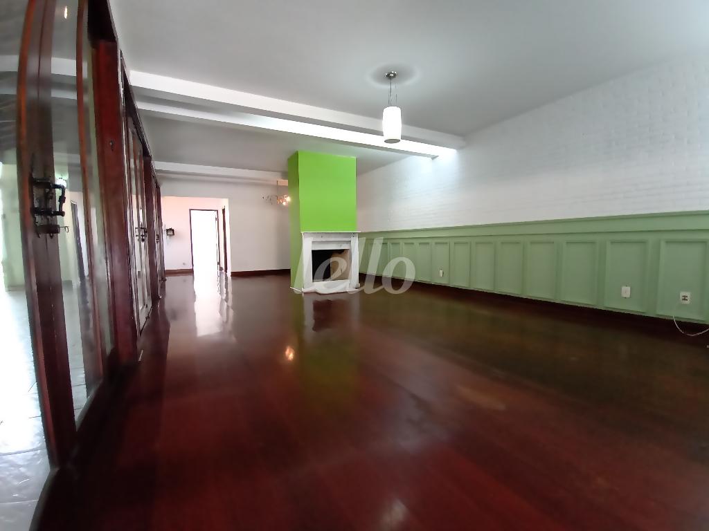 SALA de Casa à venda, sobrado com 450 m², 3 quartos e 4 vagas em Alto de Pinheiros - São Paulo