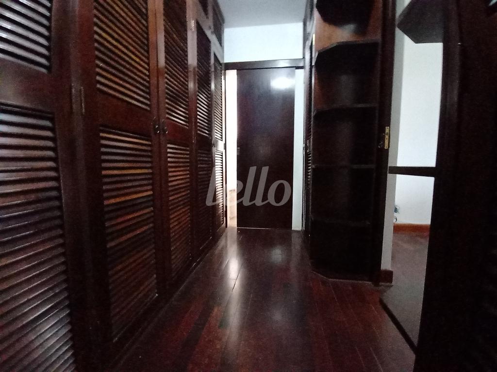 CLOSET de Casa à venda, sobrado com 450 m², 3 quartos e 4 vagas em Alto de Pinheiros - São Paulo