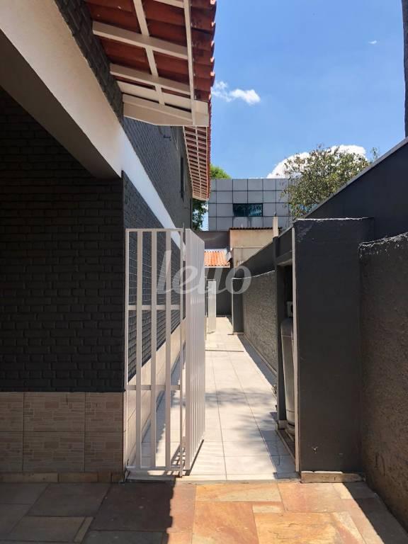 CORREDOR LATERAL de Casa à venda, sobrado com 450 m², 3 quartos e 4 vagas em Alto de Pinheiros - São Paulo