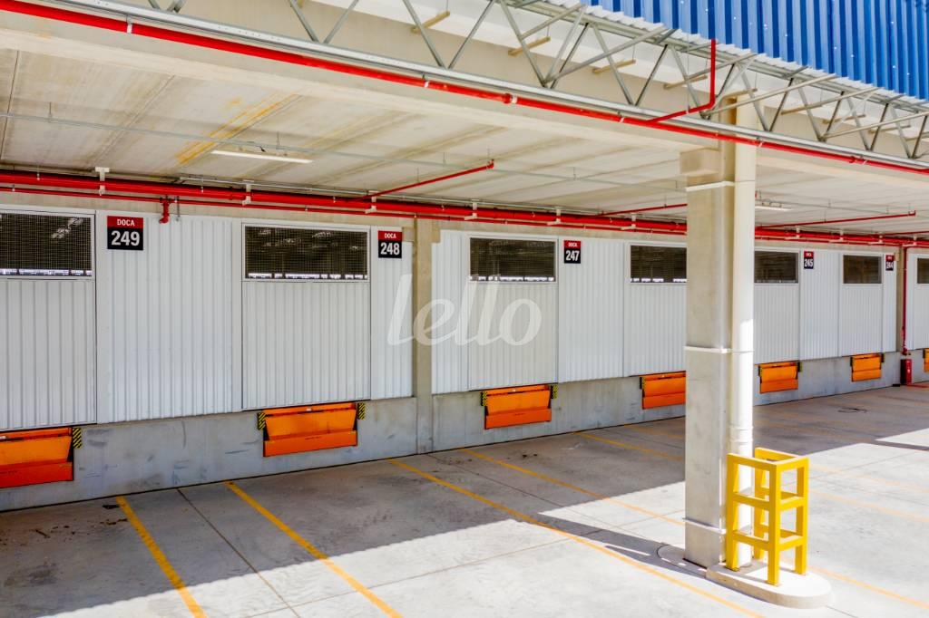 DOCAS de Galpão/Armazém para alugar, em condomínio com 6070 m², e 4 vagas em Empresarial Anhanguera - Cajamar