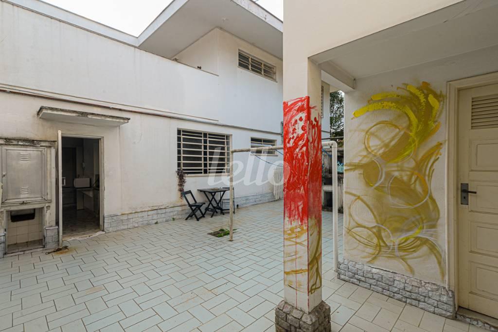 ÁREA EXTERNA de Casa à venda, sobrado com 384 m², 4 quartos e 4 vagas em Alto de Pinheiros - São Paulo