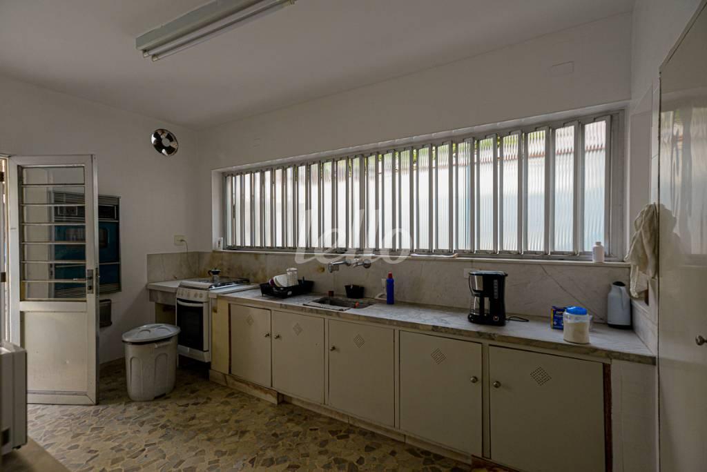 COZINHA de Casa à venda, sobrado com 384 m², 4 quartos e 4 vagas em Alto de Pinheiros - São Paulo