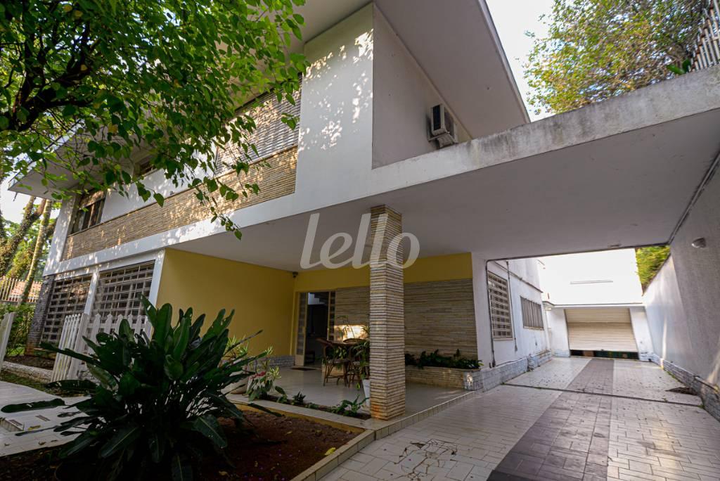 GARAGEM de Casa à venda, sobrado com 384 m², 4 quartos e 4 vagas em Alto de Pinheiros - São Paulo