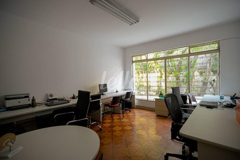 QUARTO de Casa à venda, sobrado com 384 m², 4 quartos e 4 vagas em Alto de Pinheiros - São Paulo