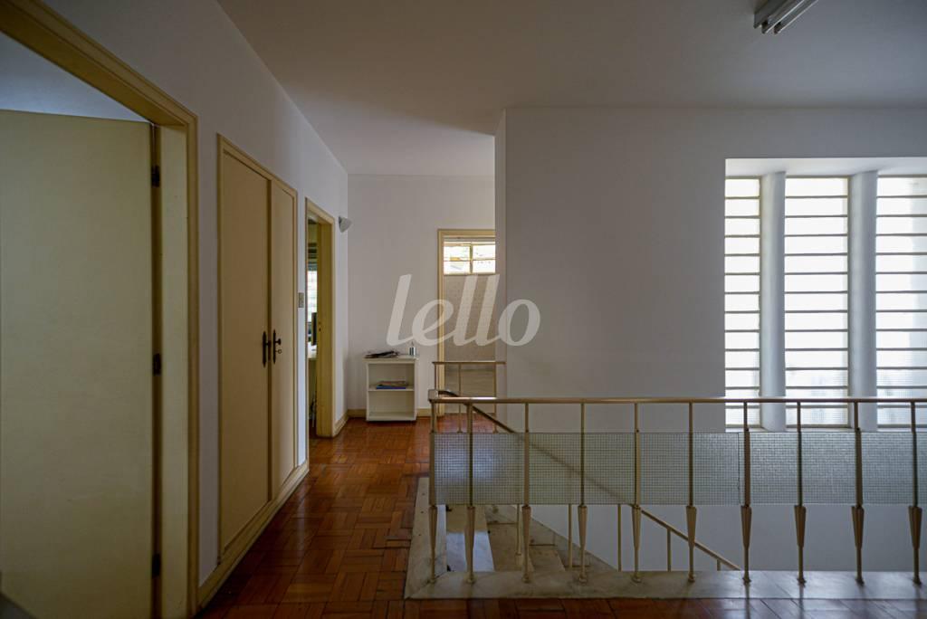 HALL QUARTOS de Casa à venda, sobrado com 384 m², 4 quartos e 4 vagas em Alto de Pinheiros - São Paulo
