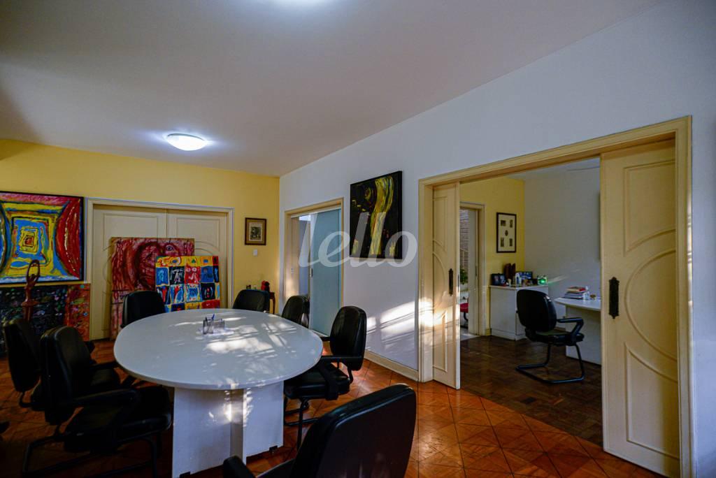 SALA de Casa à venda, sobrado com 384 m², 4 quartos e 4 vagas em Alto de Pinheiros - São Paulo