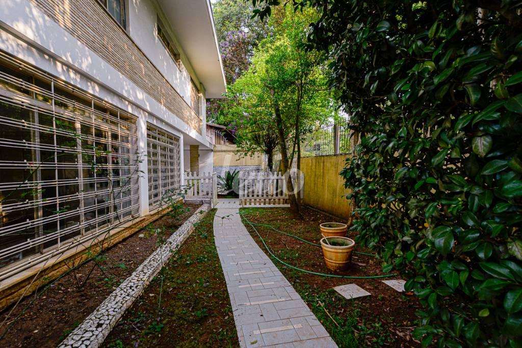 ÁREA LATERAL de Casa à venda, sobrado com 384 m², 4 quartos e 4 vagas em Alto de Pinheiros - São Paulo