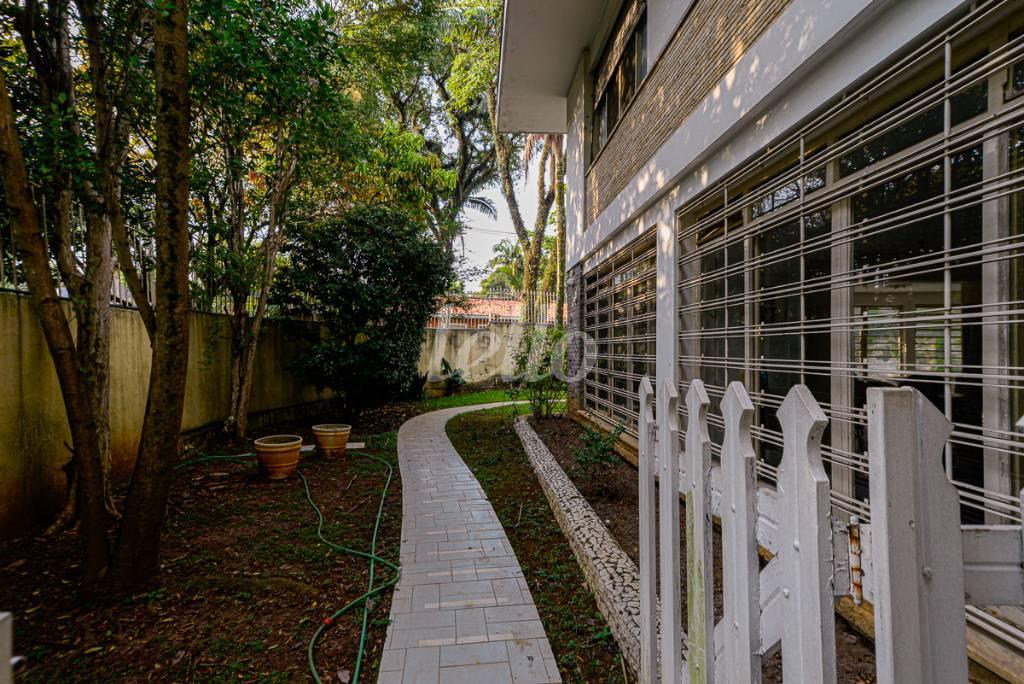 ÁREA LATERAL de Casa à venda, sobrado com 384 m², 4 quartos e 4 vagas em Alto de Pinheiros - São Paulo