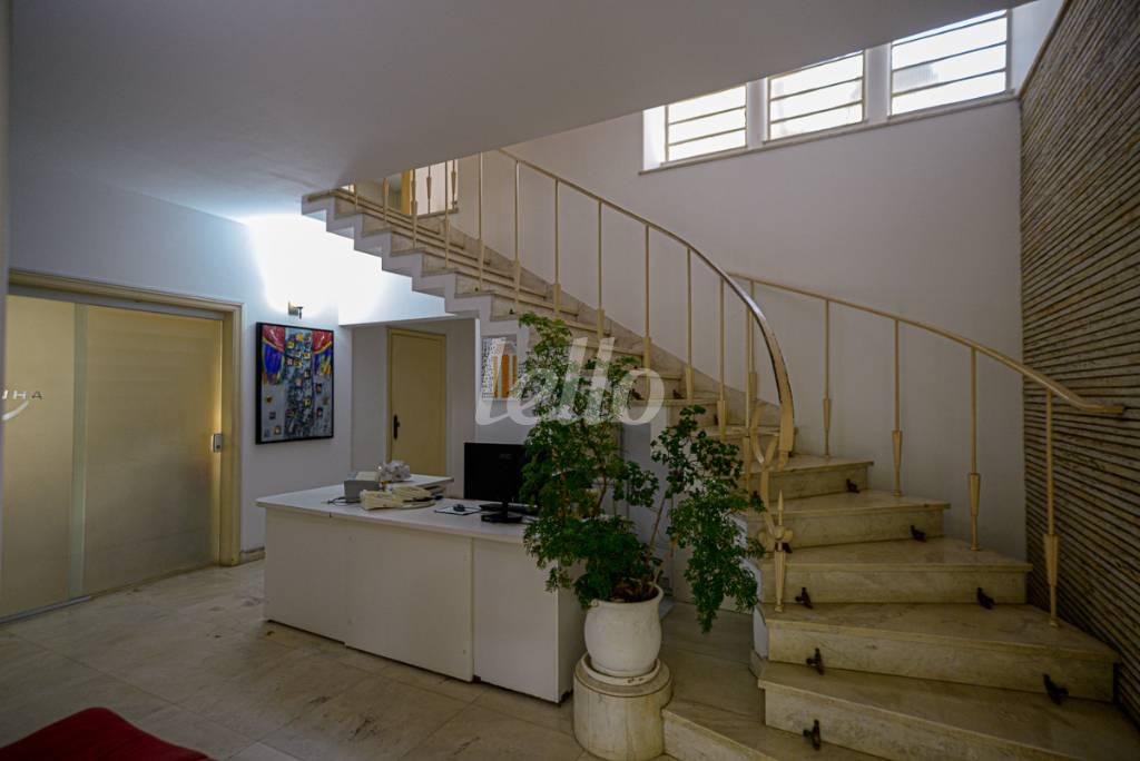 ESCADA SALA de Casa à venda, sobrado com 384 m², 4 quartos e 4 vagas em Alto de Pinheiros - São Paulo