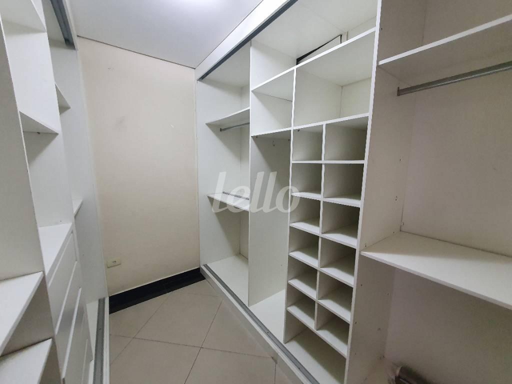 CLOSET de Apartamento à venda, Padrão com 220 m², 3 quartos e 2 vagas em Vila Gilda - Santo André