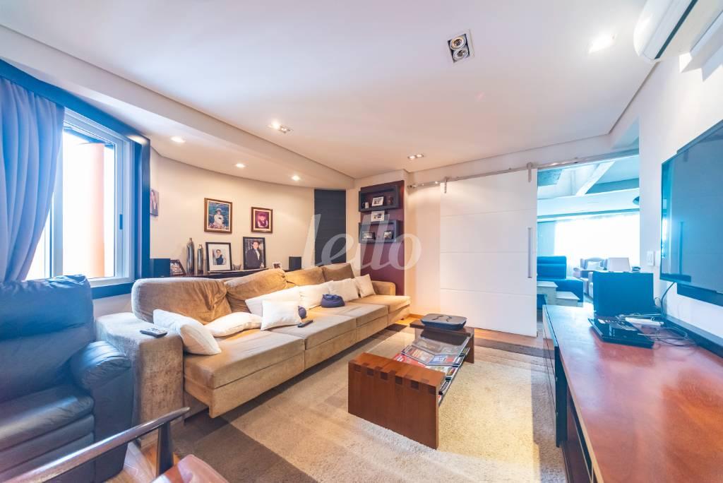 SALA DE TV de Apartamento à venda, cobertura - Padrão com 412 m², 4 quartos e 4 vagas em Jardim - Santo André