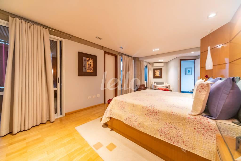 SUÍTE MASTER de Apartamento à venda, cobertura - Padrão com 412 m², 4 quartos e 4 vagas em Jardim - Santo André