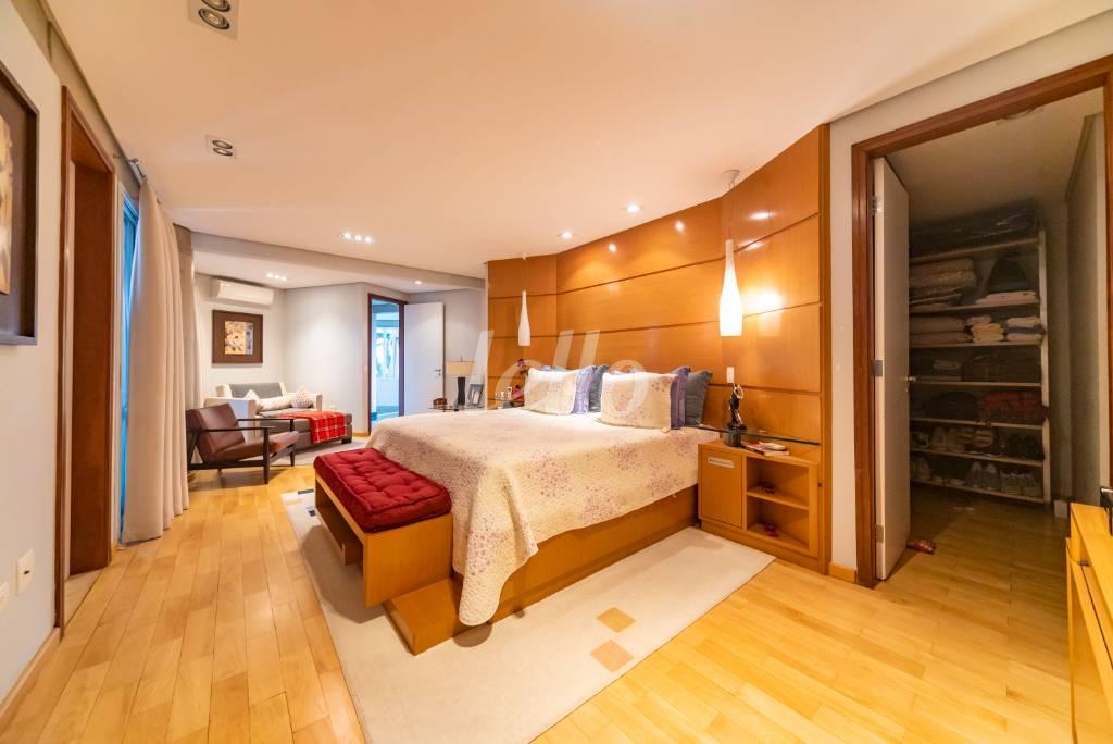 SUÍTE MASTER de Apartamento à venda, cobertura - Padrão com 412 m², 4 quartos e 4 vagas em Jardim - Santo André