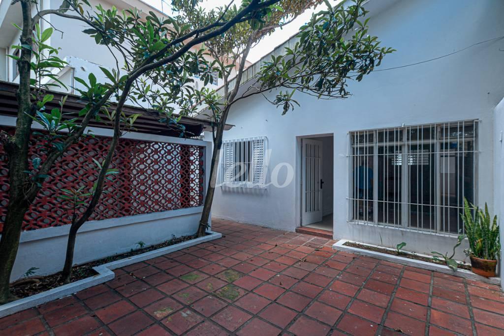 QUINTAL FRENTE de Casa à venda, térrea com 120 m², 2 quartos e 3 vagas em Vila Pompeia - São Paulo