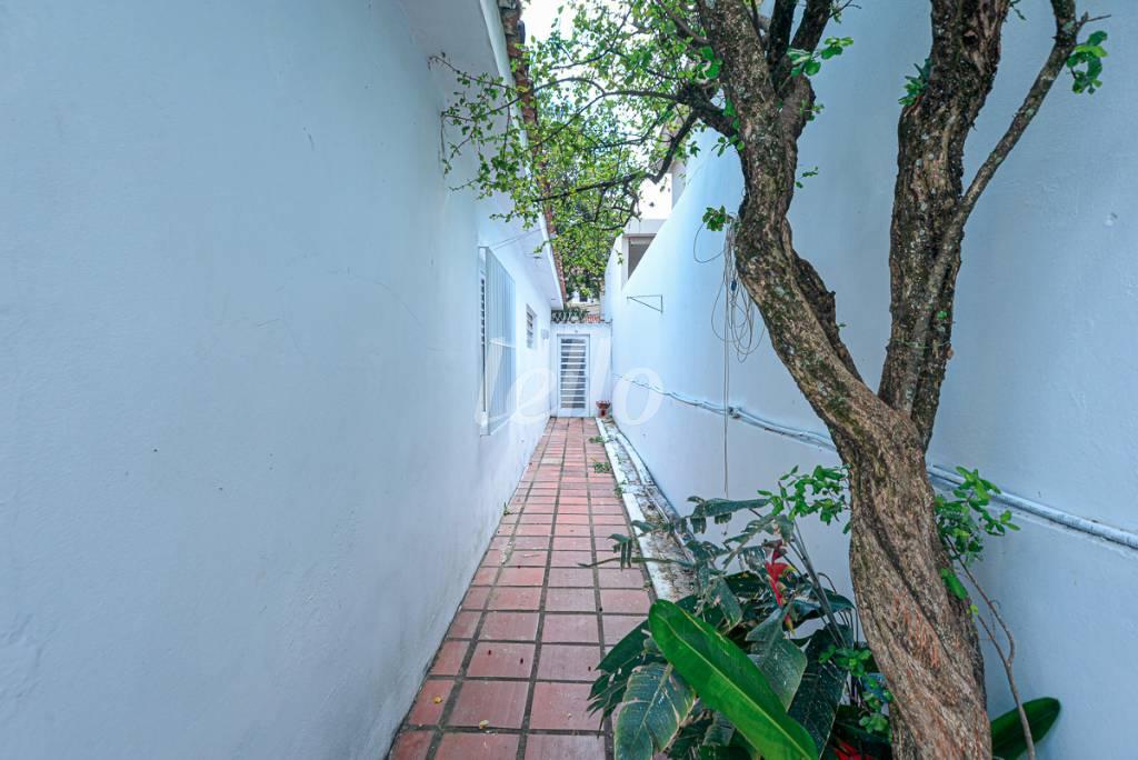 CORREDOR EXTERNO de Casa à venda, térrea com 120 m², 2 quartos e 3 vagas em Vila Pompeia - São Paulo