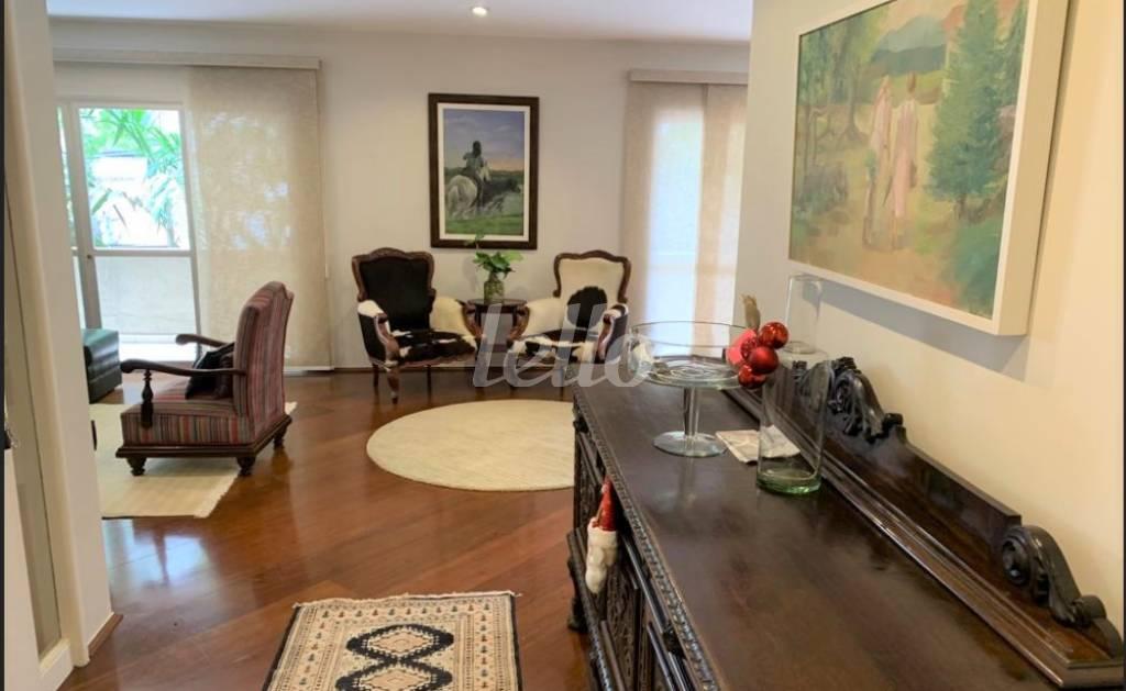 LIVING de Apartamento para alugar, Padrão com 300 m², 4 quartos e 3 vagas em Paraíso - São Paulo