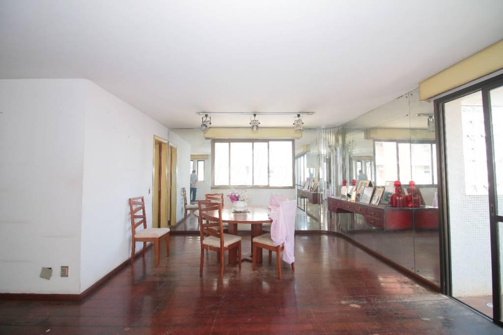 SALA DOIS AMBIENTES de Apartamento à venda, Padrão com 220 m², 3 quartos e 2 vagas em Perdizes - São Paulo