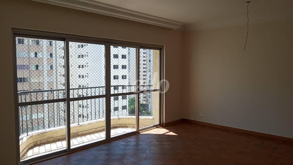 SALA E VARANDA de Apartamento à venda, Padrão com 158 m², 3 quartos e 2 vagas em Indianópolis - São Paulo