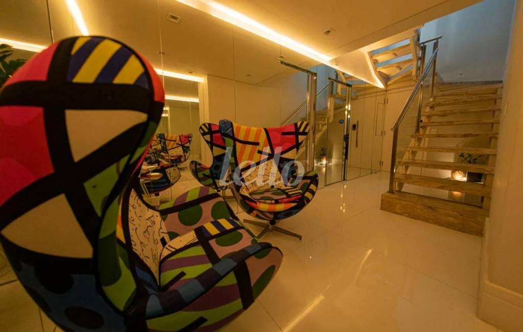 SALA INTIMA de Apartamento à venda, Triplex com 370 m², 4 quartos e 3 vagas em Indianópolis - São Paulo