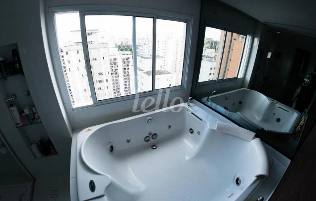 JACUZZI de Apartamento à venda, Triplex com 370 m², 4 quartos e 3 vagas em Indianópolis - São Paulo