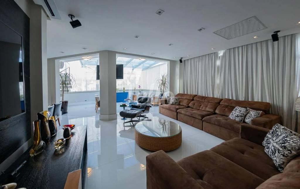 LIVING de Apartamento à venda, Triplex com 370 m², 4 quartos e 3 vagas em Indianópolis - São Paulo