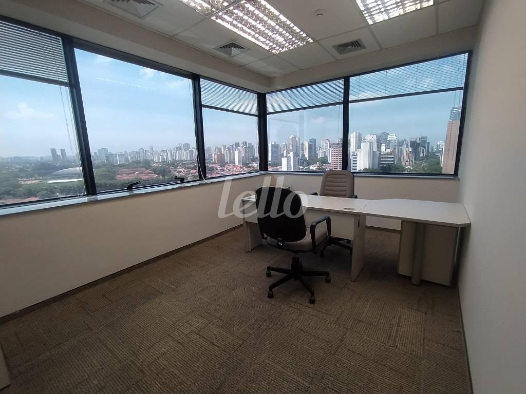 SALA 18 de Sala / Conjunto para alugar, Padrão com 588 m², e 7 vagas em Cidade Monções - São Paulo