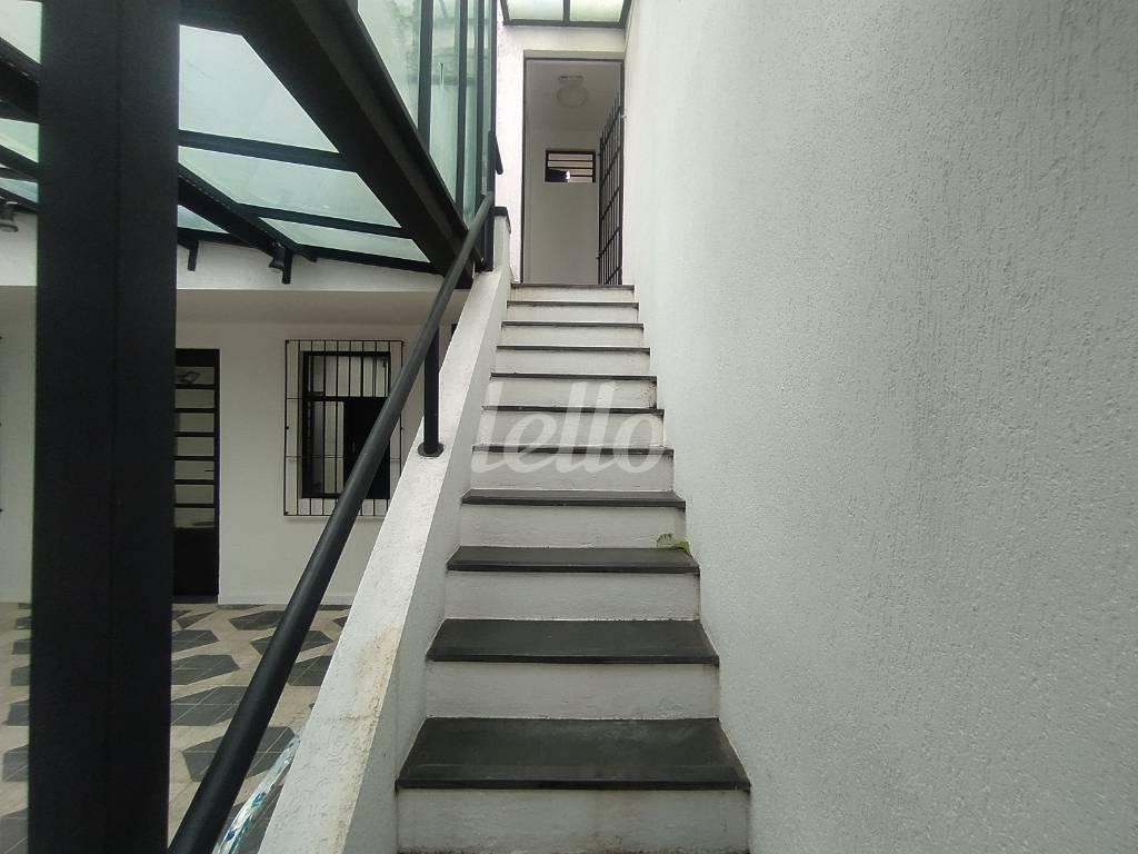 ESCADA de Casa para alugar, sobrado com 250 m², e em Vila Olímpia - São Paulo