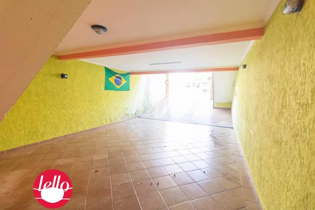 GARAGEM de Casa à venda, assobradada com 220 m², 3 quartos e 3 vagas em Jardim Santo Antônio - Santo André
