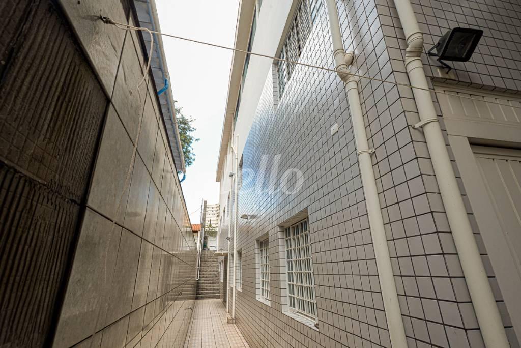 CORREDOR ACESSO de Casa à venda, sobrado com 600 m², 5 quartos e 6 vagas em Água Fria - São Paulo