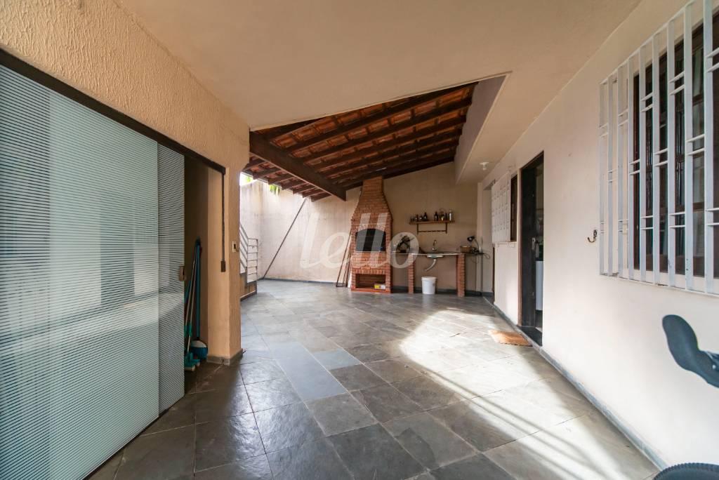 QUINTAL E CHURRASQUEIRA de Casa à venda, assobradada com 175 m², 2 quartos e 1 vaga em Vila Helena - Santo André
