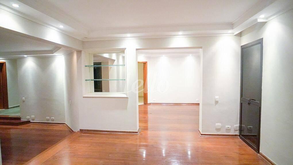 SALAS de Apartamento à venda, Padrão com 250 m², 3 quartos e em Jardins - São Paulo