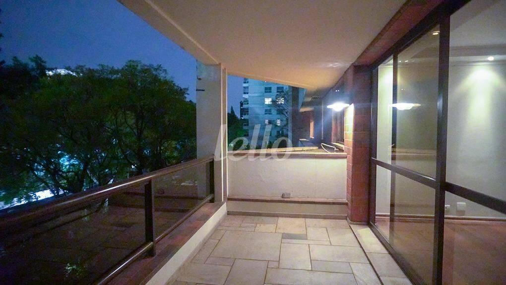 VARANDA de Apartamento à venda, Padrão com 250 m², 3 quartos e em Jardins - São Paulo