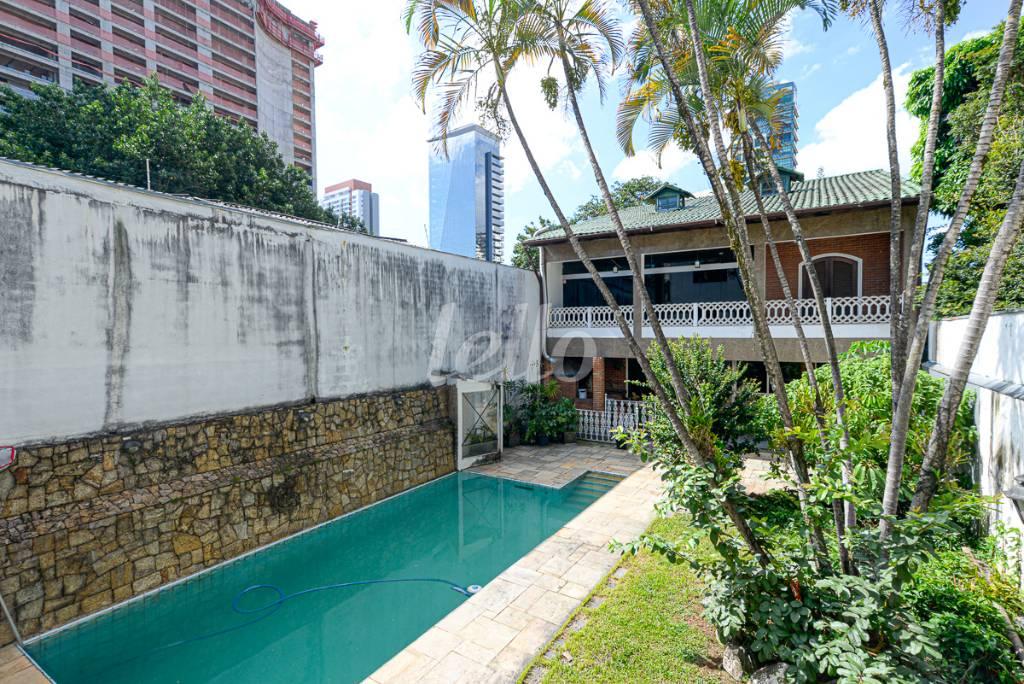 PISCINA E EDICULA de Casa à venda, sobrado com 712 m², 9 quartos e em Vila Cordeiro - São Paulo