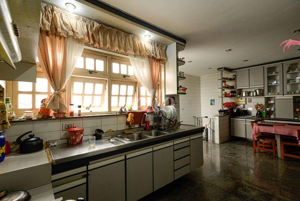 COZINHA de Casa à venda, sobrado com 712 m², 9 quartos e em Vila Cordeiro - São Paulo