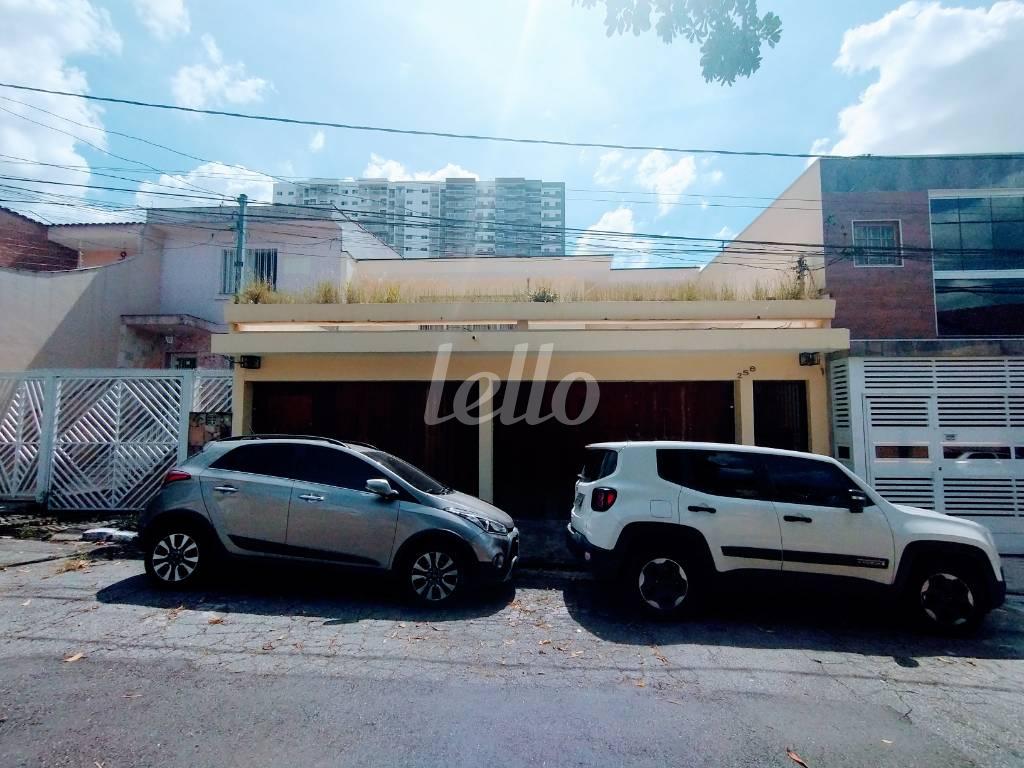 FACHADA de Casa para alugar, sobrado com 228 m², 5 quartos e 4 vagas em Vila Moinho Velho - São Paulo