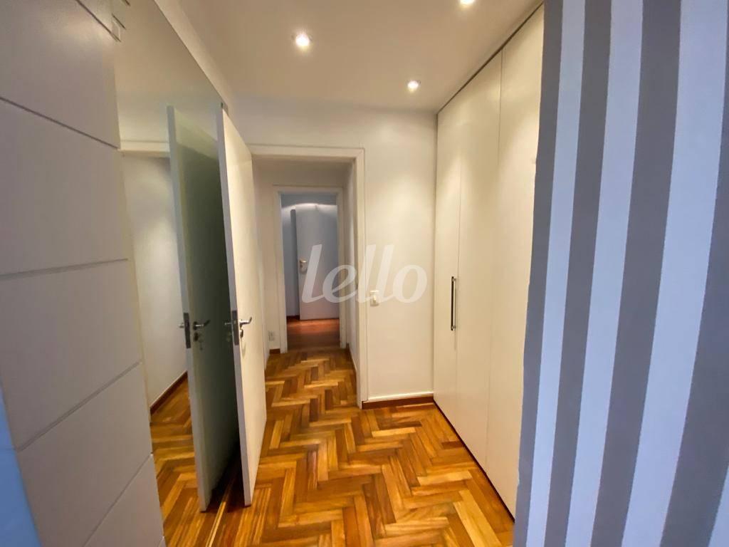 CLOSET E CIRCULAÇÃO de Apartamento para alugar, Padrão com 140 m², 3 quartos e 3 vagas em Vila Analia Franco - São Paulo