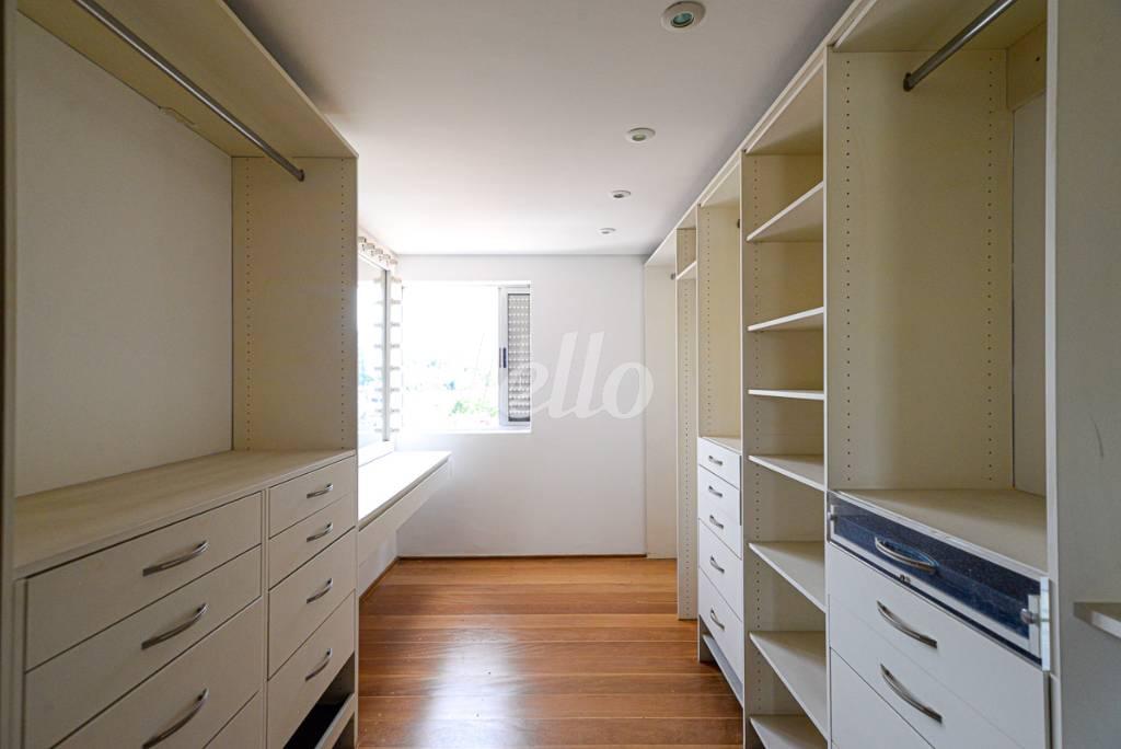 CLOSET de Apartamento à venda, cobertura - Padrão com 340 m², 4 quartos e 4 vagas em Sumaré - São Paulo
