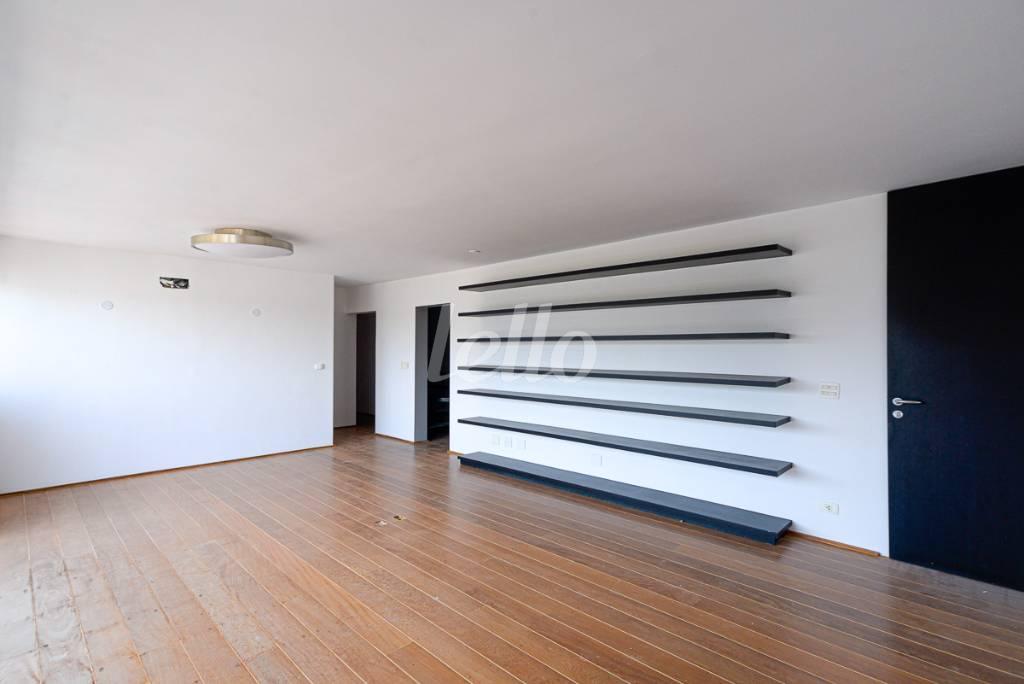 LIVING PISO INFERIOR de Apartamento à venda, cobertura - Padrão com 340 m², 4 quartos e 4 vagas em Sumaré - São Paulo