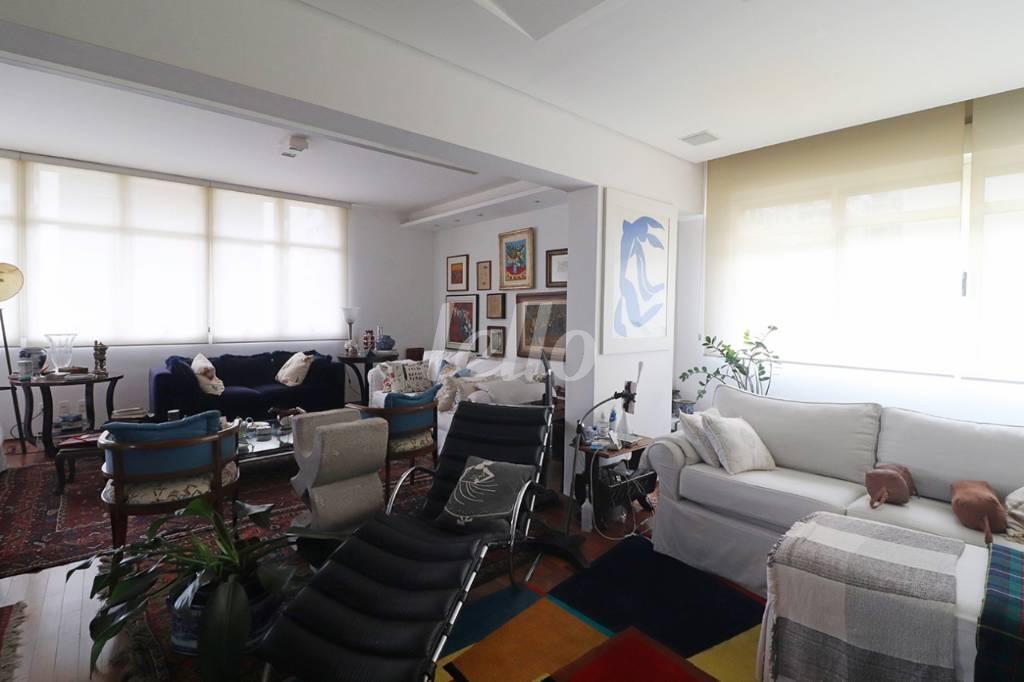 SALAS de Apartamento à venda, Padrão com 164 m², 2 quartos e 2 vagas em Jardins - São Paulo